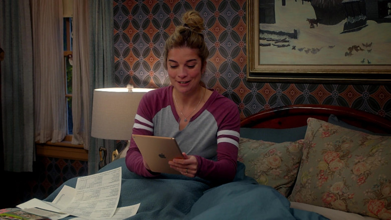 Apple iPad Tablet of Annie Murphy as Allison in Kevin Can Fk Himself S01E01 (1)