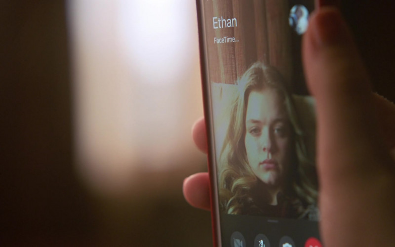 Apple iPhone Smartphone and FaceTime App in Home Before Dark S02E03 Fighting His Ghost (2021)