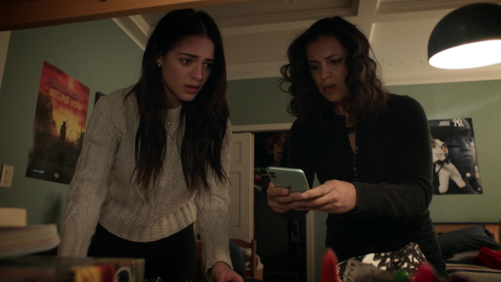 Apple iPhone Smartphone of Athena Karkanis as Grace Stone in Manifest S03E1...