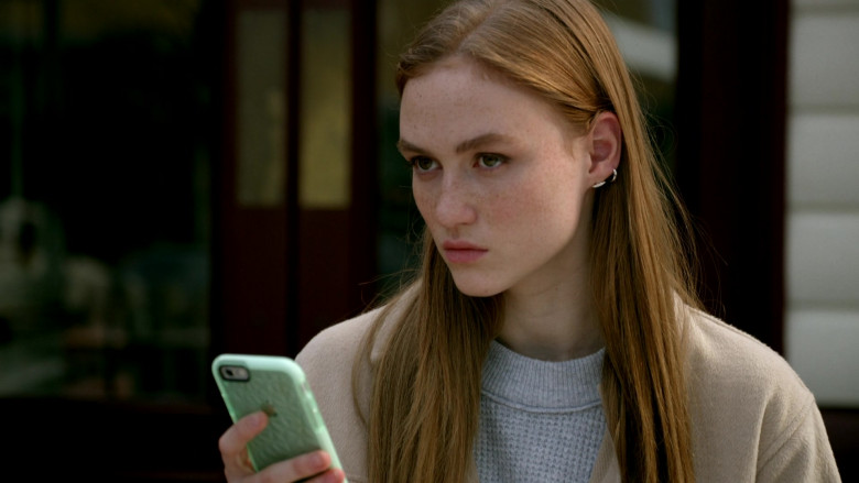Apple iPhone Smartphone of Madison Lintz as Maddie Bosch in Bosch S07E05 Jury's Still Out (2021)