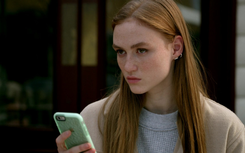 Apple iPhone Smartphone of Madison Lintz as Maddie Bosch in Bosch S07E05 Jury's Still Out (2021)