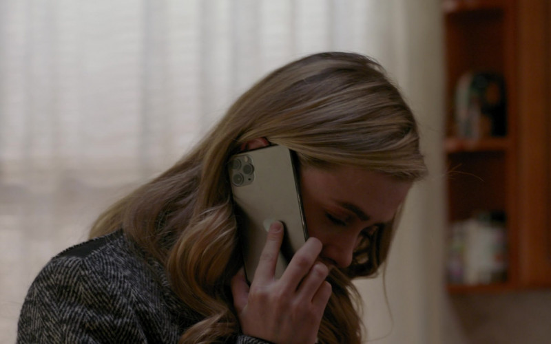 Apple iPhone Smartphone of Melissa Roxburgh as Michaela Stone in Manifest S03E11 Duty Free (2021)