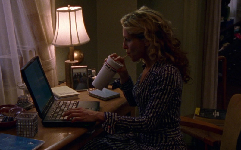 Au Bon Pain Drink Enjoyed by Sarah Jessica Parker as Carrie Bradshaw in Sex and the City S03E09 Easy Come, Easy Go (2000)