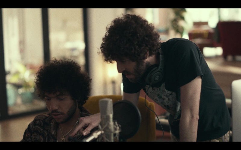 Audio-Technica Headphones of David Andrew Burd as Lil Dicky in Dave S02E03 The Observer (2021)