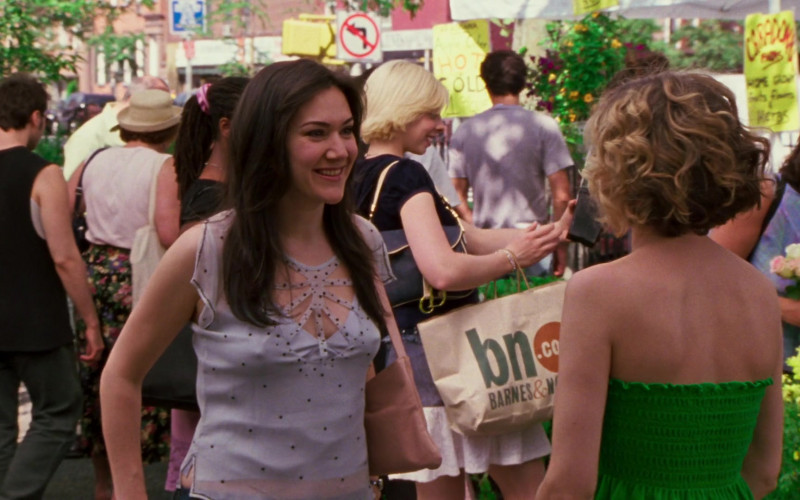 Barnes & Noble Booksellers Store Bag in Sex and the City S05E06 Critical Condition (2002)