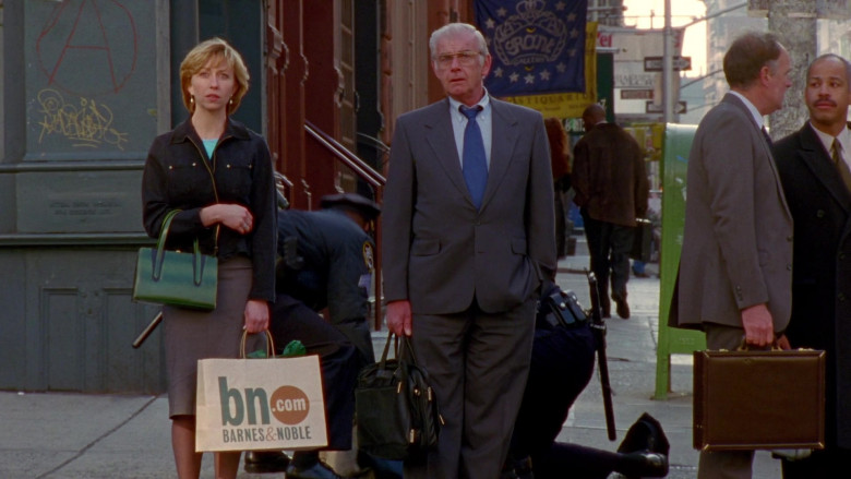 Barnes & Noble Shopping Bag Held by Actress in Sex and the City S03E04 Boy, Girl, Boy, Girl… (2000)