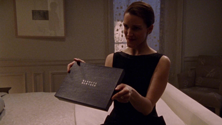 Barneys New York Box Held by Kristin Davis as Charlotte York in Sex and the City S02E01 Take Me Out to the Ballgame (1999)