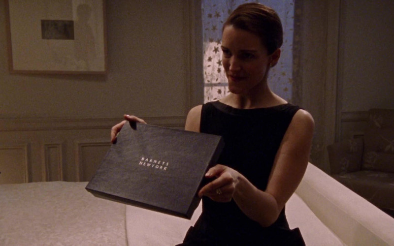 Barneys New York Box Held by Kristin Davis as Charlotte York in Sex and the City S02E01 Take Me Out to the Ballgame (1999)
