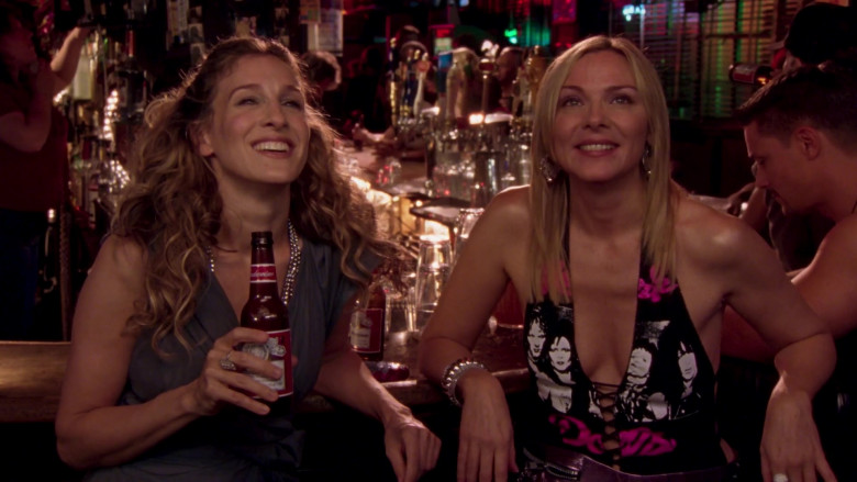 Budweiser Beer Enjoyed by Sarah Jessica Parker as Carrie Bradshaw in Sex and the City S06E07 The Post-It Always Sticks Twice (2003)
