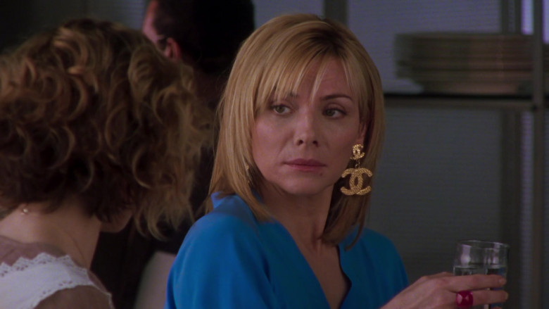 Chanel Gold Earrings of Kim Cattrall as Samantha Jones in Sex and the City S05E02 TV Show (3)