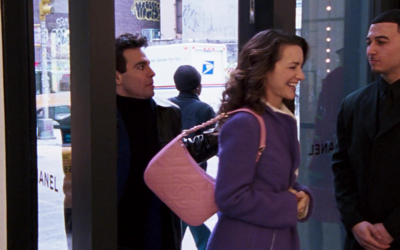 Chanel Pink Shoulder Bag of Kristin Davis as Charlotte York in Sex and the City S06E20 TV Show 2004 (1)