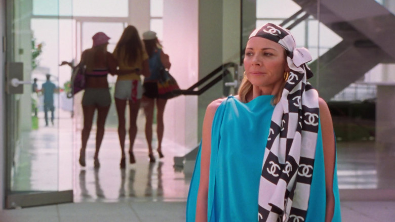 Chanel Scarf of Kim Cattrall as Samantha Jones in Sex and the City S05E08 TV Show (7)
