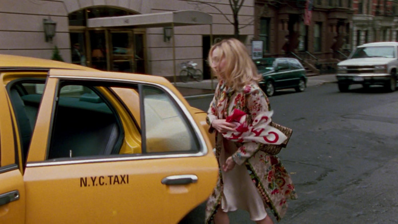 Chanel Scarf of Sarah Jessica Parker as Carrie Bradshaw in Sex and the City S06E01 To Market, to Market (2003)