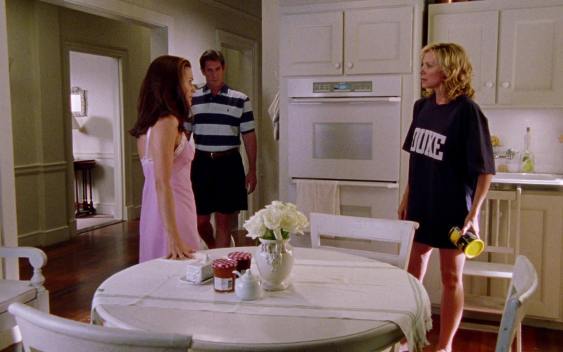 Chock full o'Nuts Coffee Held by Kim Cattrall as Samantha Jones in Sex and the City S02E15 TV Show (3)