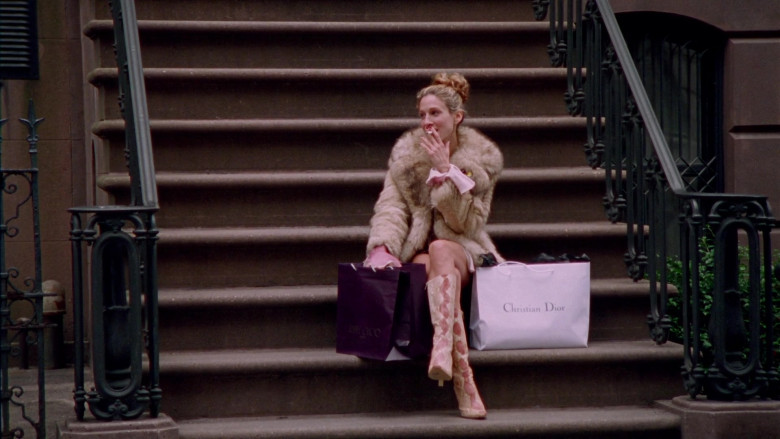 Christian Dior Shopping Bag Held by Sarah Jessica Parker as Carrie Bradshaw in Sex and the City S03E01 TV Show 2000 (2)