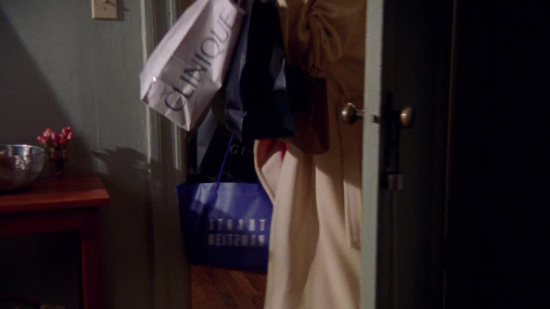 Clinique and Stuart Weitzman Store Bags in Sex and the City S02E01 Take Me Out to the Ballgame (1999)