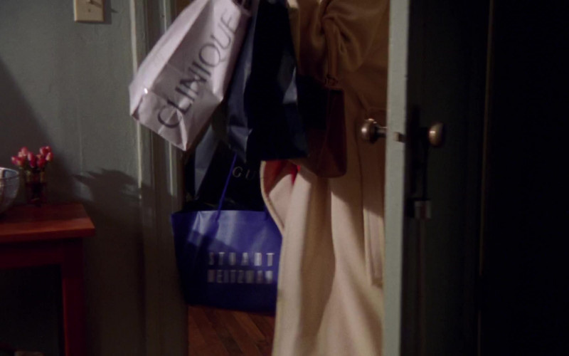 Clinique and Stuart Weitzman Store Bags in Sex and the City S02E01 Take Me Out to the Ballgame (1999)