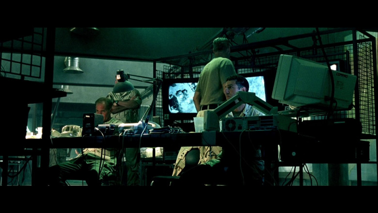 Compaq computer & monitor in Black Hawk Down (2001)