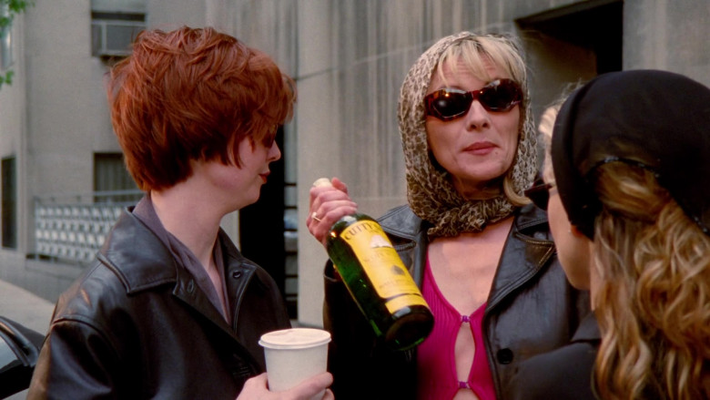 Cutty Sark Blended Scotch Whisky Bottle Held by Kim Cattrall as Samantha Jones in Sex and the City S01E10 TV Show (1)