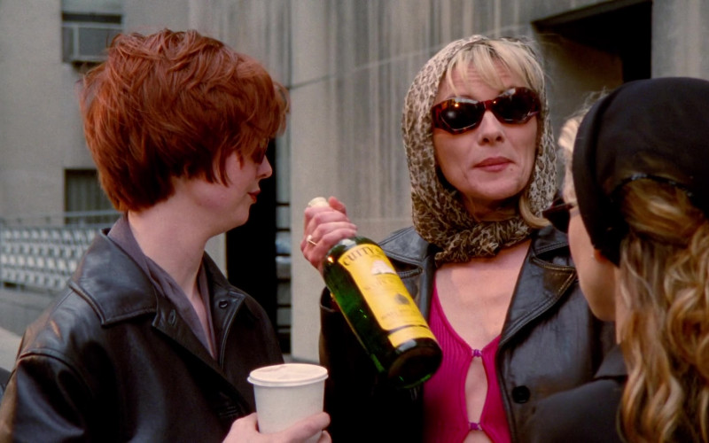 Cutty Sark Blended Scotch Whisky Bottle Held by Kim Cattrall as Samantha Jones in Sex and the City S01E10 TV Show (1)