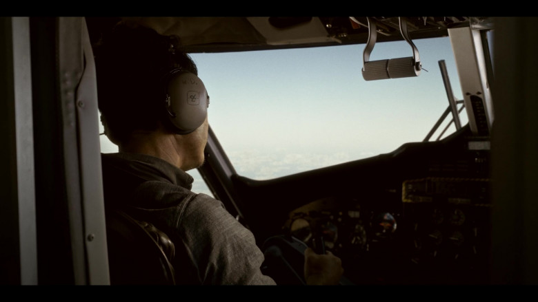 David Clark Aviation Headset in Black Summer S02E08 The Plane (2021)
