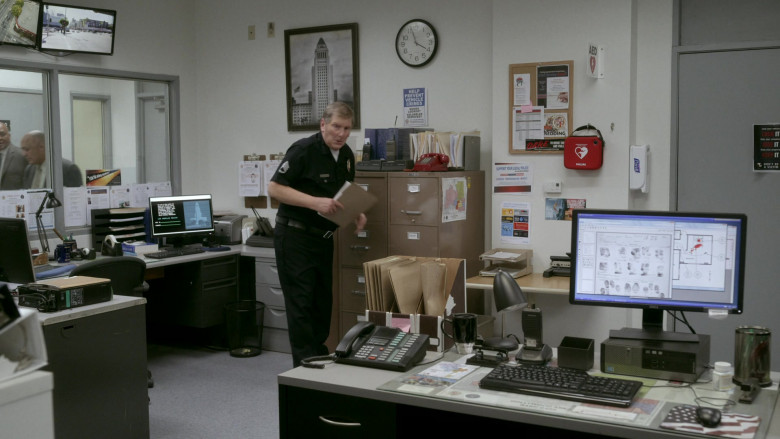 Dell Computer and Monitor in Bosch S07E05 Jury's Still Out (2021)