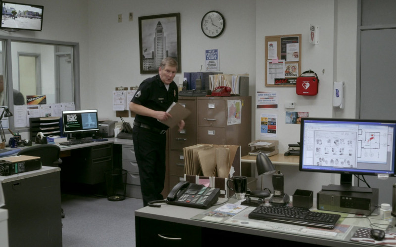 Dell Computer and Monitor in Bosch S07E05 Jury's Still Out (2021)