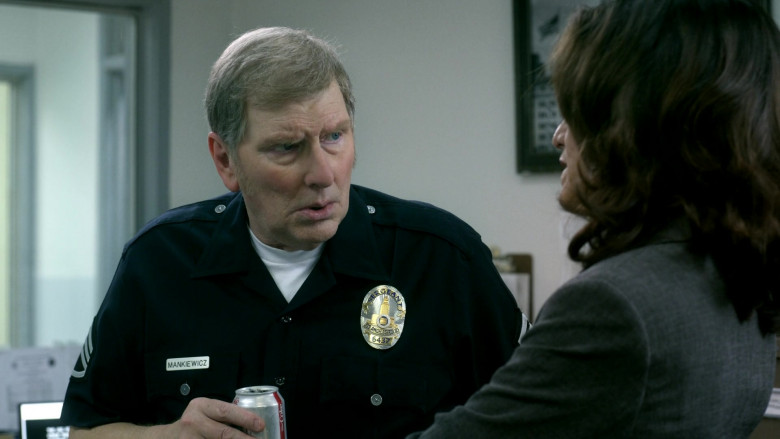 Diet Coke of Scott Klace as Sergeant II John Mankiewicz in Bosch S07E04 Triple Play (2021)