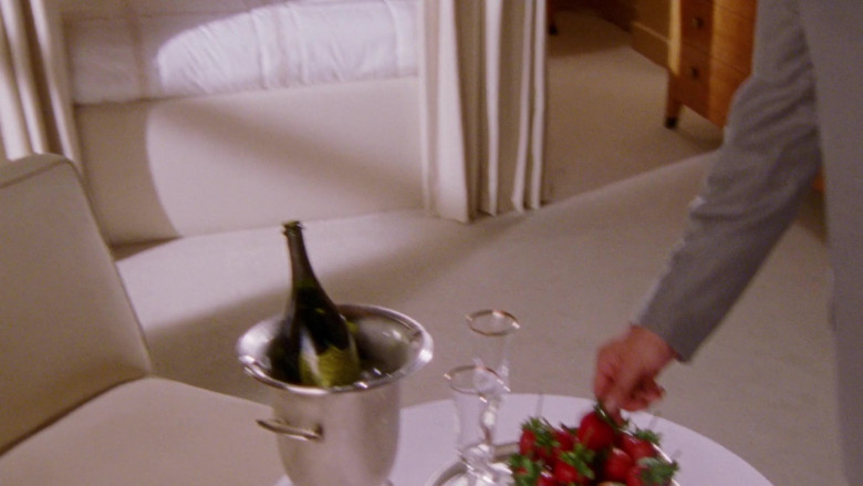 Dom Pérignon Champagne in Sex and the City S03E11 Running with Scissors (2000)