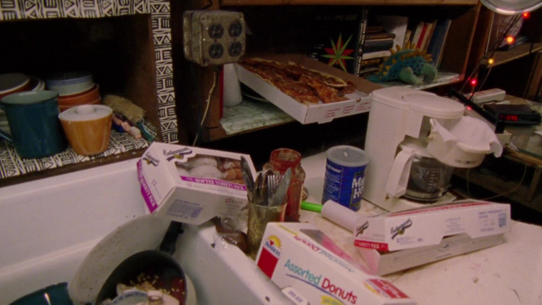 Entenmann’s, Hostess Assorted Donuts, Maxwell House and Mr. Coffee in Sex and the City S01E04 Valley of the Twenty-Something Guys