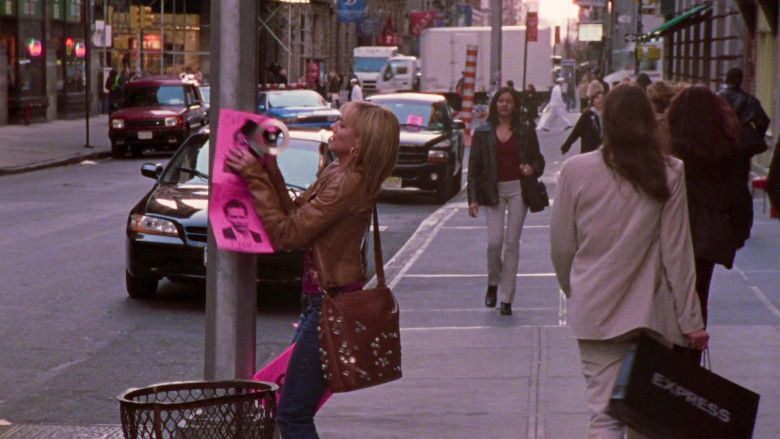 Express Clothing Store Black Shopping Bag in Sex and the City S05E01 Anchors Away (2002)