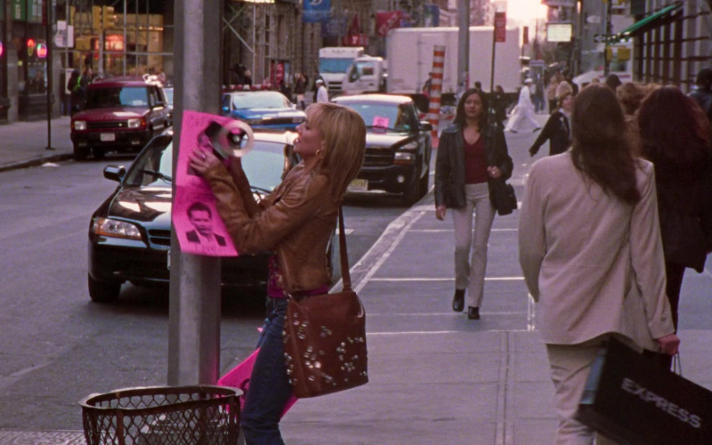 Express Clothing Store Black Shopping Bag in Sex and the City S05E01 Anchors Away (2002)