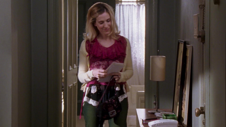 Fendi Bag of Carrie Bradshaw (Sarah Jessica Parker) in Sex and the City S06E01 To Market, to Market (2003)