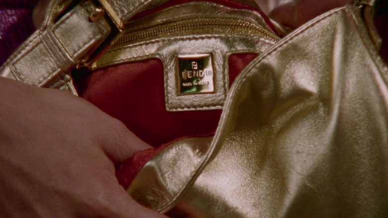 Fendi Gold Bag Held by Kim Cattrall as Samantha Jones in Sex and the City S03E14 TV Show 2000 (2)