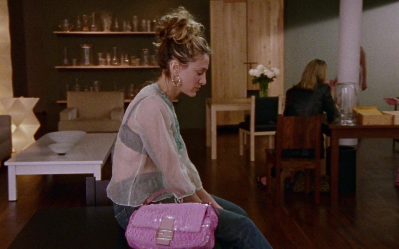Fendi Pink Handbag of Carrie Bradshaw (Sarah Jessica Parker) in Sex and the City S03E07 Drama Queens (2000)
