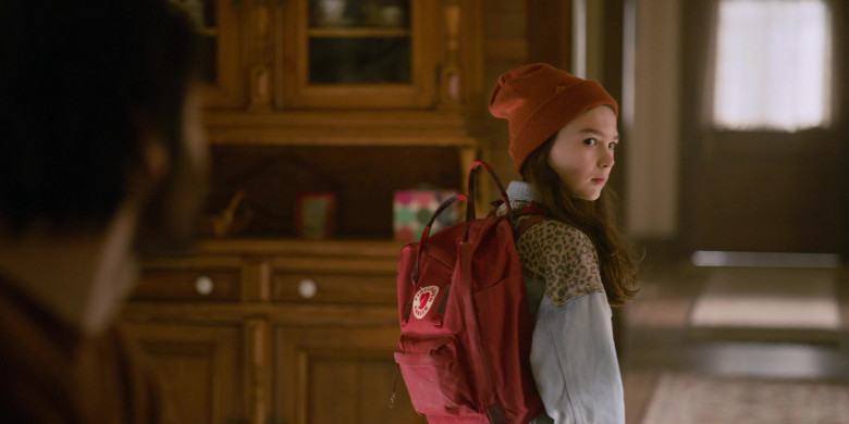 Fjallraven Kanken Original Backpack of Brooklynn Prince as Hilde in Home Before Dark S02E03 Fighting His Ghost (2021)