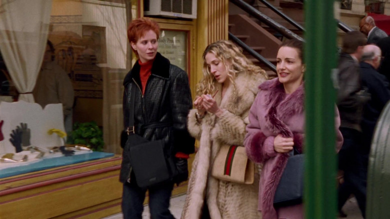 Gucci Handbag of Sarah Jessica Parker as Carrie Bradshaw in Sex and the City S02E01 Take Me Out to the Ballgame (1)