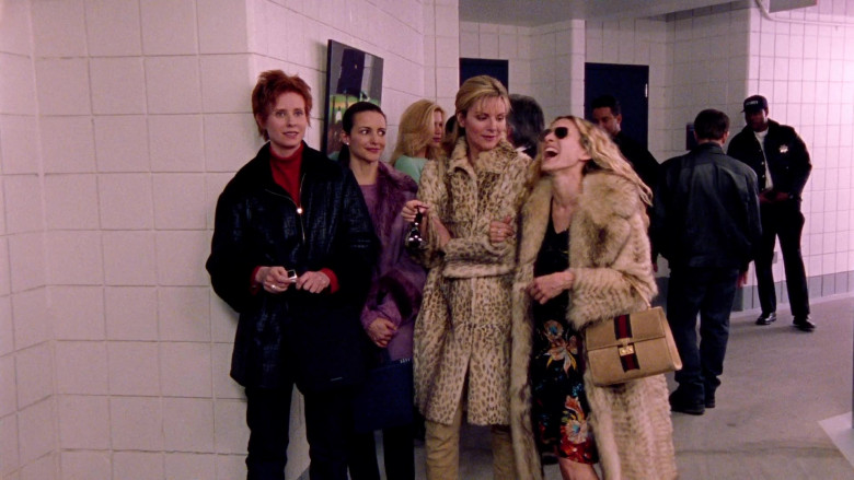 Gucci Handbag of Sarah Jessica Parker as Carrie Bradshaw in Sex and the City S02E01 Take Me Out to the Ballgame (2)