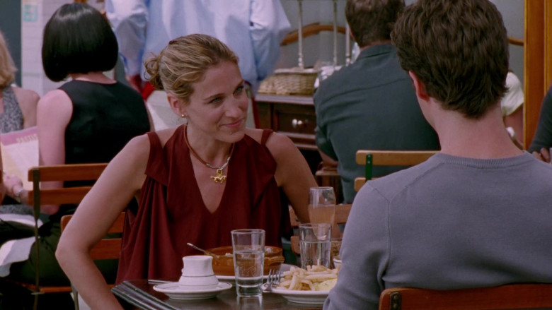 Hermes Brown Leather and Gold Tone Horse Necklace of Sarah Jessica Parker as Carrie Bradshaw in Sex and the City S04E14 TV Show (2)