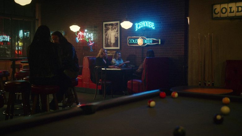 Icehouse Beer Blue Neon Sign in Good Girls S04E10 Strong Hearts Strong Sales (2021)