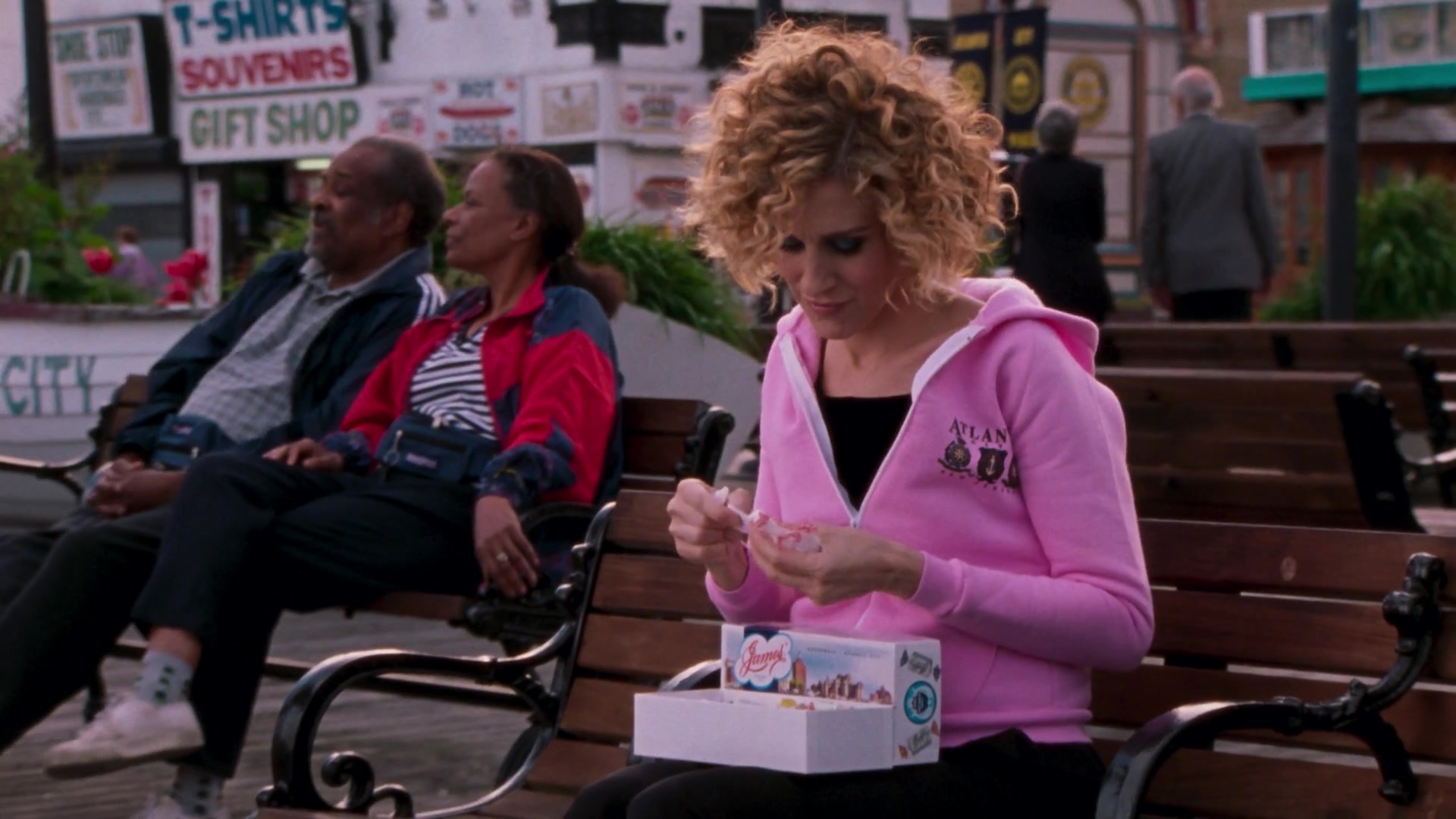 James Candies Enjoyed By Carrie Bradshaw (Sarah Jessica Parker) In Sex And  The City S05E03 