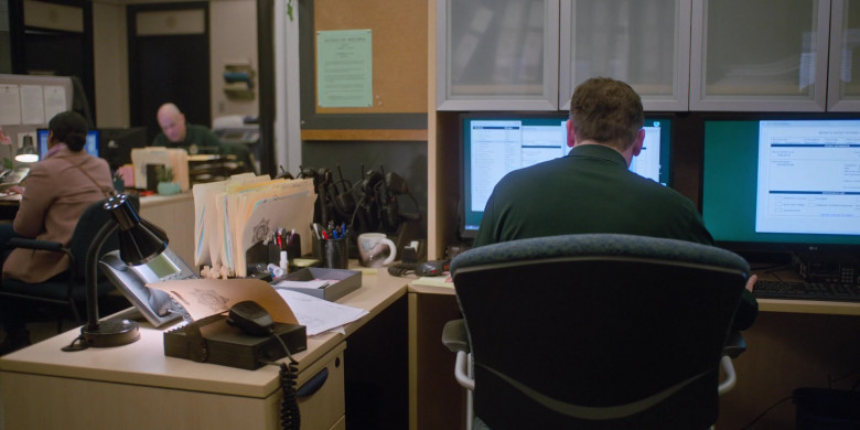 LG Computer Monitors in Home Before Dark S02E01 Not Giving Up (1)