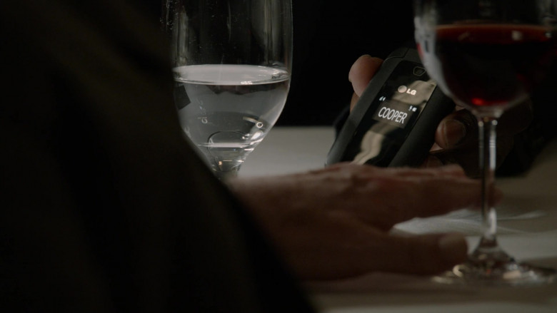 LG Flip Mobile Phone in The Blacklist S08E22 Konets (2021)