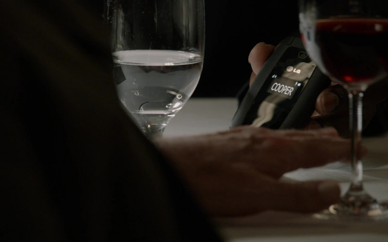 LG Flip Mobile Phone in The Blacklist S08E22 Konets (2021)