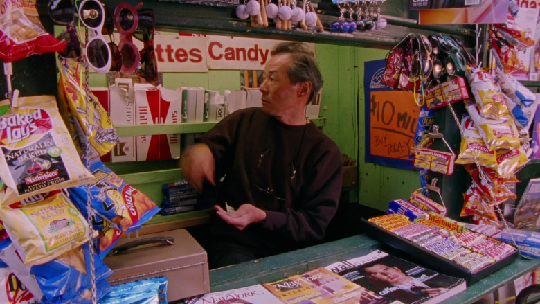 Lay’s Chips, Crunch Chocolate Bars, Starburst, 3 Musketeers, Snickers, Mars, Twix, Barnum’s Animals, New York Magazine in Sex and the City S02E04