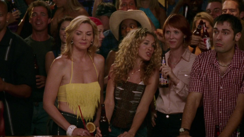 Lone Star Beer Enjoyed by Cynthia Nixon as Miranda Hobbes in Sex and the City S03E13 Escape from New York (2000)
