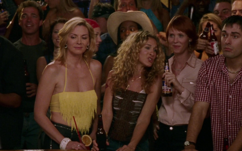 Lone Star Beer Enjoyed by Cynthia Nixon as Miranda Hobbes in Sex and the City S03E13 Escape from New York (2000)