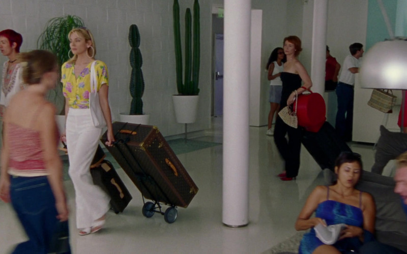 Luis Vuitton Travel Suitcase Bags of Kim Cattrall as Samantha Jones in Sex and the City S03E14 Sex and Another City (2000)