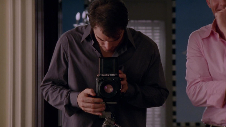 Mamiya RZ67 Film Camera in Sex and the City S04E14 All That Glitters (2002)