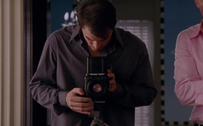 Mamiya RZ67 Film Camera in Sex and the City S04E14 All That Glitters (2002)